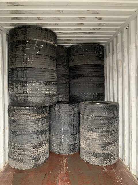 Loading image when exporting used tires(to South Asia)