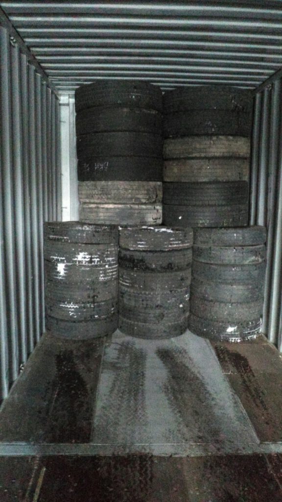 Loading image when exporting used tires(to South Asia)